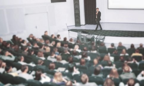 6 TED Talks que tem mesmo que ouvir para dar um passo na sua carreira (ou vida)